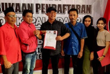 Ketua LSM Komite Rakyat Pemberantas Korupsi (KRPK) dan Ratu Adil, Mohammad Trijanto resmi mendaftar sebagai calon Wali Kota Blitar pada Pilkada Kota Blitar 2024. (blok-a.com/Fajar)