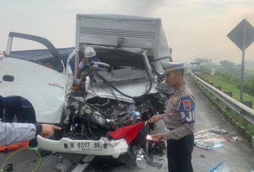 Polisi melakukan olah TKP kecelakaan di Tol Pandaan-Malang KM 77.200 A, Kecamatan Lawang, Kabupaten Malang, Sabtu (25/5/2024).