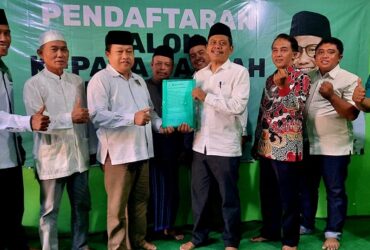 Ketua DPC PKB Kota Blitar, Yasin Hermanto menyerahkan surat pendaftaran calon Wali Kota Blitar kepada Wakil Rektor Universitas Islam Balitar (Unisba) Blitar, Muhamad Zainul Ichwan. (blok-a.com/Fajar)