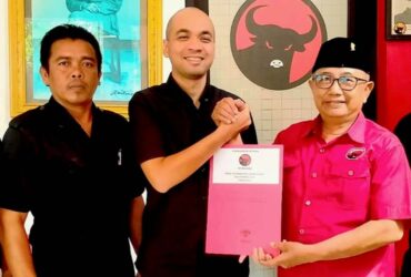 Pengusaha muda Yosi Tutut Gunawan mengembalikan formulir pendaftaran calon Bupati Blitar ke DPC PDI Perjuangan. (foto: blok-a.com/Fajar)