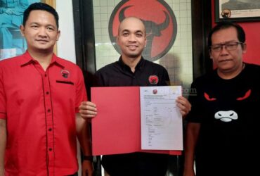 Yosi Tutut Gunawan (35), seorang pengusaha muda di Kabupaten Blitar mengambil formulir pendaftaran bakal calon Bupati Blitar di Kantor DPC PDI Perjuangan Kabupaten Blitar. (blok-a.com/Fajar)