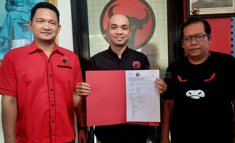 Yosi Tutut Gunawan (35), seorang pengusaha muda di Kabupaten Blitar mengambil formulir pendaftaran bakal calon Bupati Blitar di Kantor DPC PDI Perjuangan Kabupaten Blitar. (blok-a.com/Fajar)