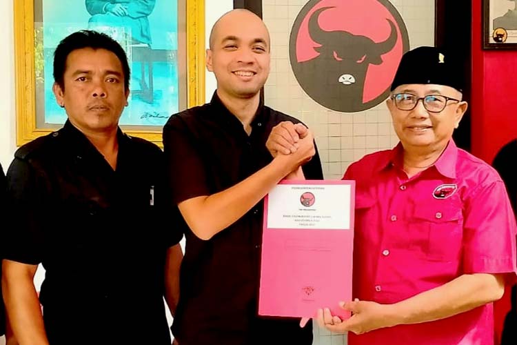 Pengusaha muda Yosi Tutut Gunawan mengembalikan formulir pendaftaran calon Bupati Blitar ke DPC PDI Perjuangan. (foto: blok-a.com/Fajar)