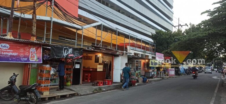 caption:Kios Yang Menempel di Tembok RSSA Malang atau di Jalan Belakang RSU, Rabu (26/6/2024) (blok-a/Andik Agus).