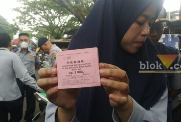 Kota Malang, blok-a.com - Belakangan ini beredar sebuah informasi bahwa salah satu juru parkir (Jukir) menarik tarif parkir Stasiun Kota Malang