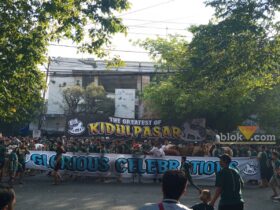 Prosesi arak-arakan hewan kurban ini adalah bagian dari prosesi pemotongan hewan kurban oleh warga Kidul Pasar, Kota Malang.