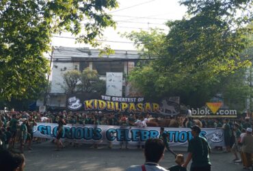 Prosesi arak-arakan hewan kurban ini adalah bagian dari prosesi pemotongan hewan kurban oleh warga Kidul Pasar, Kota Malang.