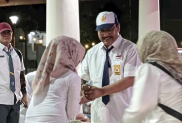 Meriahnya Karnaval Hadiknas di Kota Pasuruan, Gus Ipul Pakai Seragam Sekolah