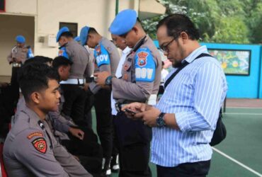 caption:Propam Polres Malang Periksa HP Anggota, Jumat (21/6/2024) (blok-a/Andik Agus)