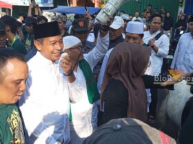 Arak-arakan Hewan Kurban Black Embek warga Kidul Pasar Kota Malang, Senin (17/6/2024) (blok-a/Satria Akbar Sigit)