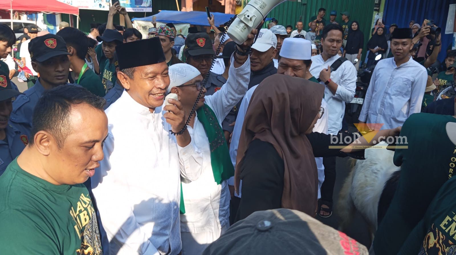 Arak-arakan Hewan Kurban Black Embek warga Kidul Pasar Kota Malang, Senin (17/6/2024) (blok-a/Satria Akbar Sigit)
