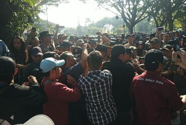 caption:Aksi Saling Dorong dan Adu Mulut, Saat Pengosongan Rumah di Jalan Ijen No 75B, Kecanatan Klojen, Kota Malang, Jumat (14/6/2024) (blok-a/Andik Agus)