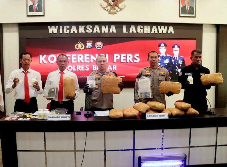 FOTO : Iptu Sukoyo saat rilis kasus peredaran ganja dengan barang bukti 13,7 kilogram ganja kering siap edar, Senin (06/05/2024) di Mapolres Blitar. (Foto : blok-a.com/Fajar)