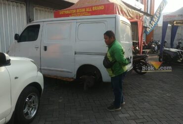 Ban Mobil Grannax Hilang di Curi Malang di Komplek Pertokoan Kacuk Kecamatan Sukun, Kota Malang, Rabu (18/6/2024) (blok-a/Andik Agus)