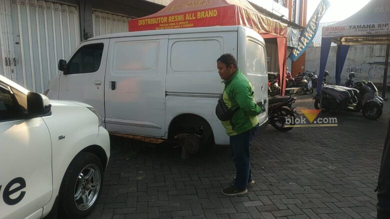 Ban Mobil Grannax Hilang di Curi Malang di Komplek Pertokoan Kacuk Kecamatan Sukun, Kota Malang, Rabu (18/6/2024) (blok-a/Andik Agus)