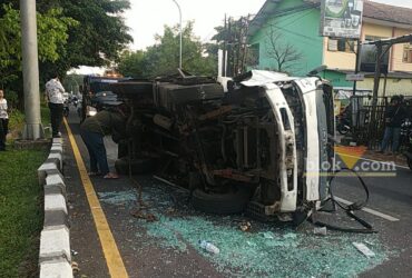 Caption; Truk Box Isuzu Elf Terguling di Jalan Raya Ki Ageng Gribig Kecamatan Kedungkandang, Kamis (20/6/2024) (blok-a/Andik Agus)