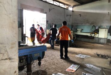 Proses pengangkatan jenazah di tempat kejadian perkara (TKP) (blok-a.com/ Putu Ayu Pratama S)