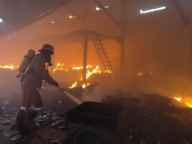 Kebakaran Terjadi di Pabrik Makaroni Pakis Malang, Kerugian Ratusan Juta Rupiah