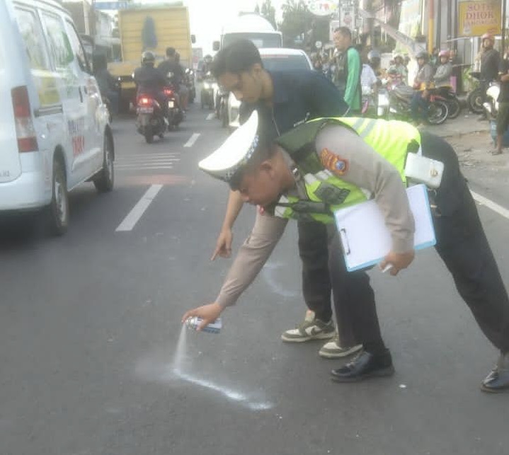 caption:Petugas Olah TKP di Jalan Raya Bululawang, Kecanatan Bululawang, Kabupaten Malang Rabu (19/6/2024) (blok-a/Andik Agus)