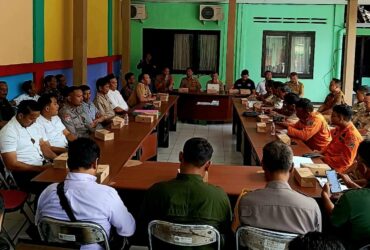 Pemkab Blitar melalui Bakesbangpol menggelar rakor terkait pertambangan di Desa Kaligambir. (blok-a.com/Fajar)