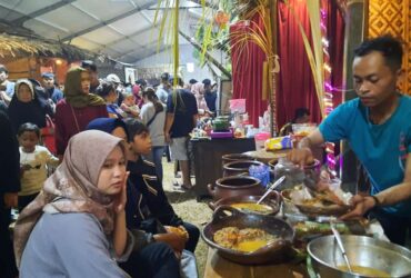 Pengunjung Blitar Djadoel saat memesan makanan khas jaman dulu. (blok-a.com/Fajar)