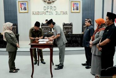 FOTO : Penandatanganan persetujuan bersama antara Kepala Daerah dengan DPRD Kabupaten Blitar terhadap Peraturan Daerah (Perda) Tentang Rencana Pembangunan Industri Kabupaten Blitar Tahun 2024-2044. (Foto : blok-a.com/Fajar)