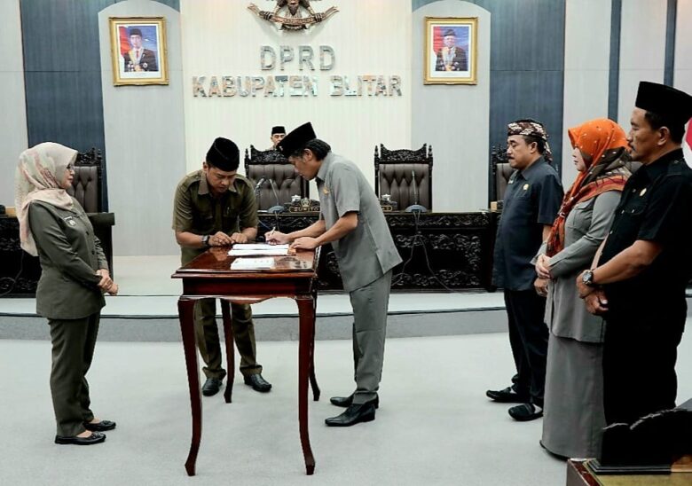 FOTO : Penandatanganan persetujuan bersama antara Kepala Daerah dengan DPRD Kabupaten Blitar terhadap Peraturan Daerah (Perda) Tentang Rencana Pembangunan Industri Kabupaten Blitar Tahun 2024-2044. (Foto : blok-a.com/Fajar)
