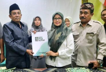 Bupati Blitar Rini Syarifah saat mendaftar sebagai bakal calon Bupati Blitar di DPC PKB Kabuoaten Blitar. (blok-a.com/Fajar)