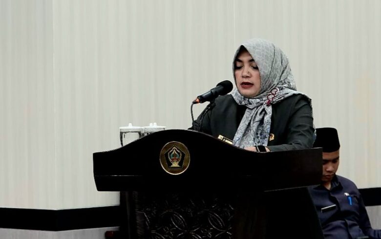 Juru bicara Fraksi PDI Perjuangan DPRD Kabupaten Blitar, Nasikhah saat membacakan PU terkait penjelasan Bupati Blitar atas Ranperda tentang RPJPD Kabupaten Blitar Tahun 2025-2045. (blok-a.com/Fajar)