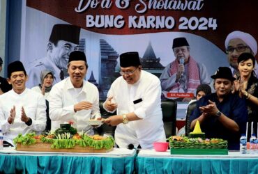 Wali Kota Blitar Santoso, bersama Ketua DPRD Kota Blitar Syahrul Alim, Sekda Kota Blitar Priyo Suhartono, dan cucu Presiden pertama RI Ir Sukarno, Putera Sukarno Al Hadad (putra dari Sukmawati Soekarnoputri) saat Kenduri 1000 Tumpeng di areal Makam Bung Karno. (blok-a.com/Fajar)