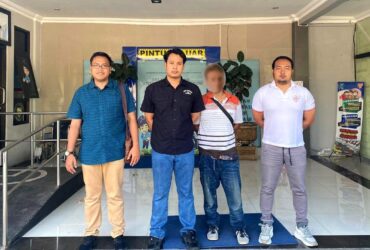 Kanim Kelas 2 Non TPI Blitar membantu proses pemulangan NH bin M (25), pria kelahiran Selangor, Malaysia ke negaranya. (blok-a.com/Fajar)