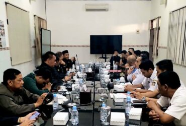 Komsisi II DPRD Kota Blitar menggelar rapat kerja bersama Dinas Perindustrian dan Perdagangan Kota Blitar, juga manajemen kafe dan karaoke Jojoo. (blok-a.com/Fajar)