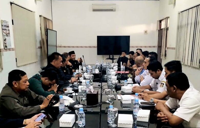 Komsisi II DPRD Kota Blitar menggelar rapat kerja bersama Dinas Perindustrian dan Perdagangan Kota Blitar, juga manajemen kafe dan karaoke Jojoo. (blok-a.com/Fajar)