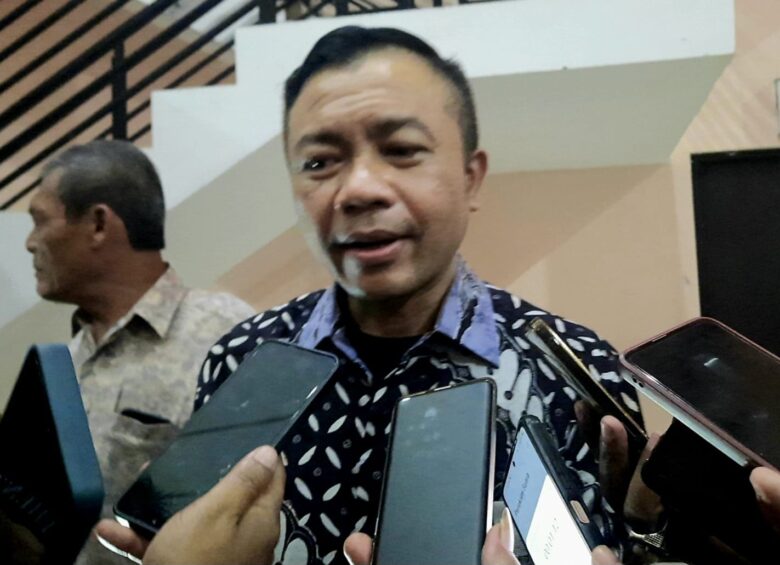 Mantan Wakil Bupati Blitar Rahmat Santoso saat menghadiri acara pisah sambut Kepala Kejaksaan Negeri Blitar di Gedung Kesenian Kota Blitar. (blok-a.com/Fajar)