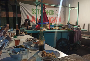 Jika mau berbicara tentang kuliner legendaris di Malang, Soto Dhok Lamongan Pak Slamet tentu adalah salah satu yang wajib disebut. 
