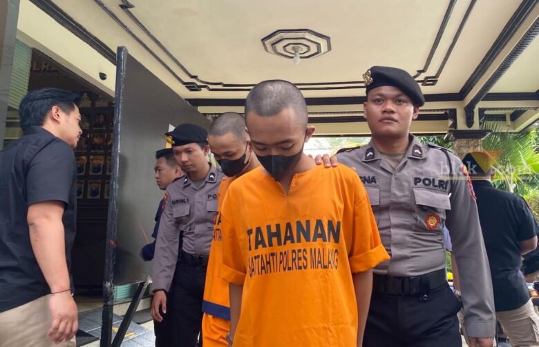 Dua tersangka yang diamankan sebagai pengedar dan kurir ganja di Kabupaten Malang (blok-a.com/ Putu Ayu Pratama S)