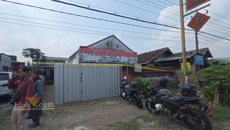 Polisi segel rumah produksi miras ilegal di Pakis, Kabupaten Malang (blok-a.com/ Putu Ayu Pratama S)