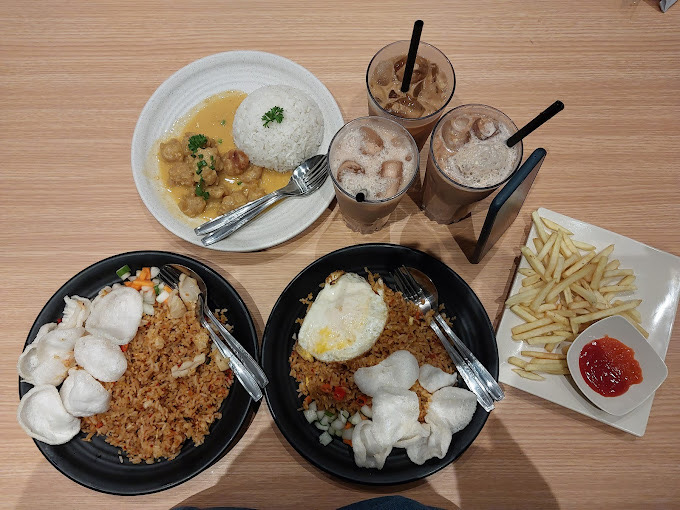 Kelezatan Nasi Goreng Nenek Mojang di Kota Malang Dengan Tema Nusantara yang Unik