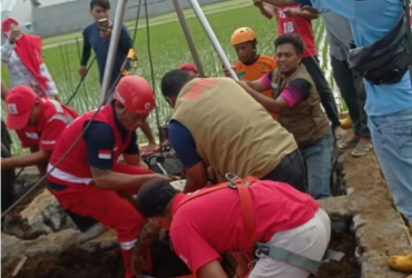 Caption: PMI dan TRC BPBD Kabupaten Malang, Evakuasi Terjebur Sumur di Kepanjen, Kabupaten Malang , Minggu (16/6/2024) (blok-a/Andik Agus)