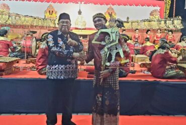 Wali Kota Blitar Santoso menyerahkan tokoh wayang Bimo kepada dalang Ki Bambang Tribawono. (blok-a.com)