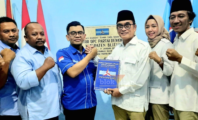 Wakil Wali Kota Blitar, Tjutjuk Sunario secara resmi mengembalikan formulir pendaftaran sebagai bakal calon Bupati Blitar di Kantor DPC Partai Demokrat. (blok-a.com/Fajar)