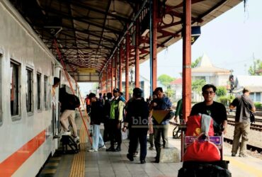 Penumpang naik dan turun di stasiun Daerah Operasi (Daop) 7 Madiun. (blok-a.com/Fajar)