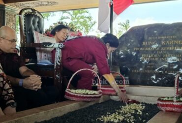 Megawati Soekarnoputri dan Sukmawati Soekarnoputri, bersama-sama berziarah dan berdoa di pusara Bung Karno di Kelurahan Bendogerit Kecamatan Sananwetan, Kota Blitar. (blok-a.com/Fajar)