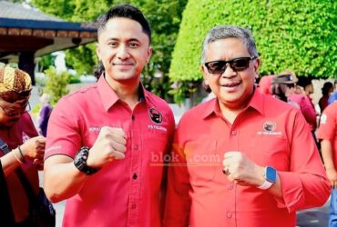 Hengky Kurniawan bersama Sekjen PDI Perjuangan, Hasto Kristiyanto saat mendampingi Ketua Umum PDI Perjuangan Megawati Soekarnoputri berziarah di Makam Bung Karno. (blok-a.com/Fajar)