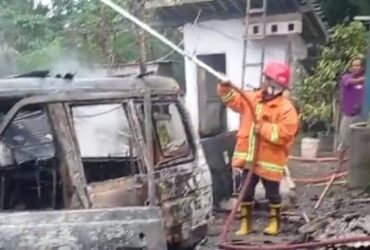 Caption : Tim Damkar saat melakukan pemadam api pada musibah kebakaran rumah dan mobil milik Basori, warga Kecamatan Tegalsari, Sabtu (15/6/2024)(blok-a.com/Kuryanto).