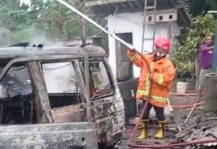 Caption : Tim Damkar saat melakukan pemadam api pada musibah kebakaran rumah dan mobil milik Basori, warga Kecamatan Tegalsari, Sabtu (15/6/2024)(blok-a.com/Kuryanto).