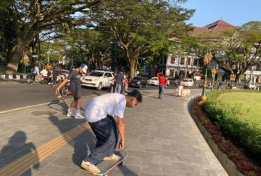 Ratusan Skateboarder Meluncur dari Balai Kota Malang Peringati Go Skateboarding Day 2024