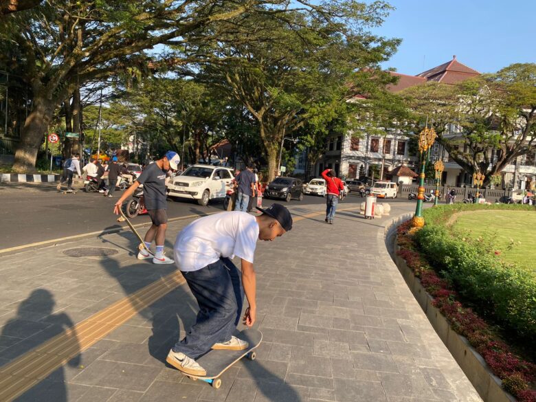Ratusan Skateboarder Meluncur dari Balai Kota Malang Peringati Go Skateboarding Day 2024