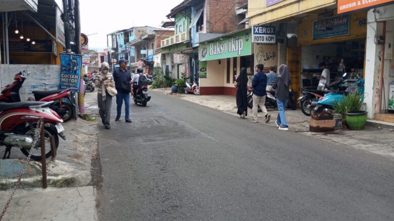 Tak Ramah Pejalan Kaki, Trotoar di Jalanan Kota Malang Hilang Dibuar Parkir, Hingga PKL
