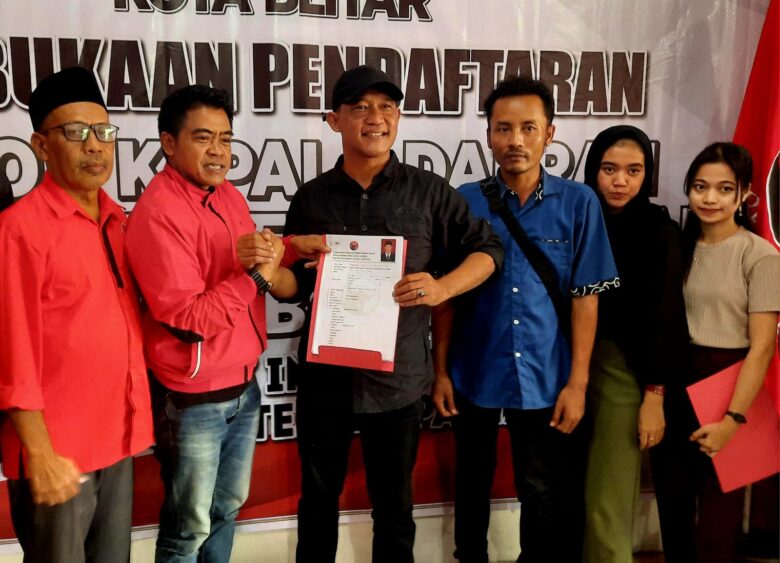 FOTO : Mohammad Trijanto saat mendaftar bakal calon Wali Kota Blitar di Kantor DPC PDI Perjuangan Kota Blitar. (Foto : blok-a.com/Fajar).